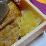 峠の釜めし おぎのや - 栗きんとんも駅弁には珍しい。