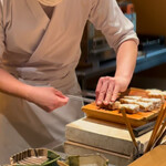 日本料理FUJI - 炭焼きの完成、鉄串の引き抜き