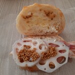 パンとお話 アップルの発音 - レンコンとベーコン(ハム？)と粒マスタード中身