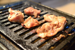 Tachigui Yakiniku Oyabin - 卓上のガスコンロで焼くスタイルです