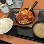 Karayama - 兄ぃの頼んだ、赤辛定食のご飯大盛り（税込715円）