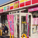 デイリーヤマザキ - 店の前でイート