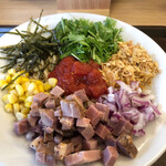 めん処 きよ洲 - それぞれの具材と麺を絡めていただきます！鶏脂の塩気が麺に合う！