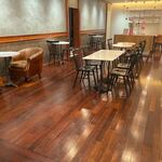 COMI×TEN Cafe - ビルの２階にあるお店はブラウンを基調としたゆっくりとした時間が味わえる素敵な雰囲気のお店です。
             