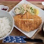 すみれ食堂 - チキンカツ定食(900円＋大盛り100円)