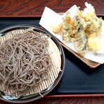 Soba Dokoro Fukusou An - 天ざる(1100円也) 十割そばにたっぷりの天ぷら♪