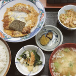 Kiyomi Shokudou - ワンコインランチ、カツ煮。品数すご！