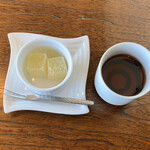 御影蔵 - 御影蔵御膳 ¥2,450 の黒豆茶、ゆずわらび餅