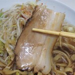 横浜ラーメン - しっかりめの歯応えのチャーシュー