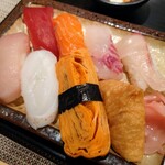 すし 一喜 - 令和4年2月 ランチタイム
握り定食
にぎり8貫＋小鉢＋サラダ＋赤出汁 990円