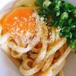 手打うどん たむら - パルメザンチーズ釜玉うどん