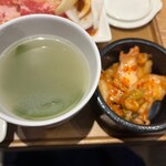 Yakiniku Raiku - わかめスープとキムチ