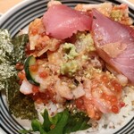 日本橋海鮮丼 つじ半 - 具材を崩し、黄身醤油にわざわざを溶かして掛け流し、お刺身二切れのせて、出来上がり。