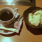 ギュウガテイ - 右・ゆずシャーベット、左・コーヒーはサービス