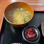 Sumibiyaki Yachabou - みそ汁と漬物