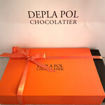 DEPLA POL CHOCOLATIER - 13個入りの箱と素敵なデザインの紙袋