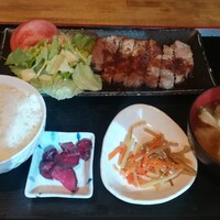 炭火焼イタリアン 海串 ブラーチェ - ポークステーキ定食(900円)