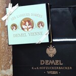 DEMEL - 【今週のおすすめのBEST ①】
                        
                        ◆〖ソリッドチョコ猫ラベル〗【ミルク】（105ｇ）
                        （1944えん）
                        
                        袋のデザインも素敵٩(๑❛ᴗ❛๑)۶♥