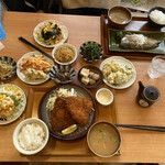 菜々家 - テーブルを埋めた副菜達。