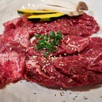 フジヤマ食堂 - 左：ハラミスジ、右：ハラミ（厚）