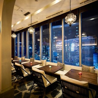 開放感のあるガラス張りで8階から銀座を眺める絶景ポイント