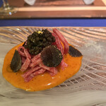 肉割烹 肉かぶく - ペルーラキャビアとカイノミのユッケ　黒トリュフとパルメザンチーズ