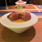 肉割烹 肉かぶく - 軽く炙ったミスジのフォアグラ巻き　大根おろしと辛子ソース