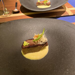 肉割烹 肉かぶく - 茹で黒タンのソテー　
      下仁田ネギのソースと塩だれ野菜
      