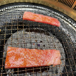 和牛亭 仁 - 上カルビ　焼き中