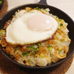 トンテキ食堂8 - 目玉ガーリックライス(550円)