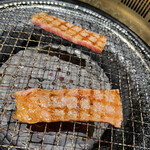 和牛亭 仁 - 上カルビ　焼き中　裏返し