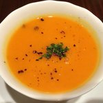 ヴィアート - <'13/01/07撮影>木戸シェフ自慢 本日のスペシャリテ 1000円 の鹿児島産パンプキンのポタージュ