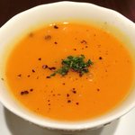 ヴィアート - <'13/01/07撮影>木戸シェフ自慢 本日のスペシャリテ 1000円 の鹿児島産パンプキンのポタージュ