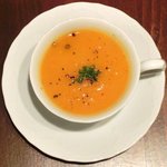 ヴィアート - <'13/01/07撮影>木戸シェフ自慢 本日のスペシャリテ 1000円 の鹿児島産パンプキンのポタージュ
