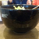 さんか亭 - 【2012年12月】ハーフ&ハーフランチの石焼ビビンバ（＋50円）を側面から。