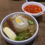 さんか亭 - 【2012年12月】ハーフ冷麺＠350円（辛さアップしたら、辛味系が別盛に♪）。