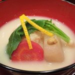 寿修 - 海老しんじょの白みそ仕立て。聖護院大根に日の出に見立てた人参が。