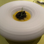 モノリス - ホタテとウイキョウのコンフィのタルタル、キャビア、金柑のクーリー