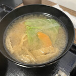 わ楽 - 味噌汁　キャベツと人参、油揚げ　R4.2.11
