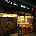 イタリアン・トマト カフェジュニア - 東側の出入り口
