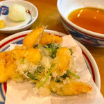 手打うどん かとう - 小柱と三つ葉のかき揚げ
                                これは絶対塩です。誰がなんと言おうと塩でいくべきです。