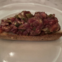 LOVAT - 黒毛和牛のタルタル。タルタルソースを想像してたら和牛がタルタル風なのですね。お肉がフレッシュで美味しい