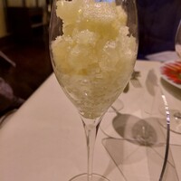 アシエット - サービスの食前酒　シャンパンを注ぐ前