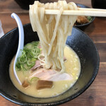 らぁめん 麺屋 秀 - スープはやや少なめです。