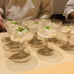 銀座 しのはら - ④【造り？冷し鉢？】盛付け中