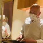 銀座 しのはら - 大将【八寸】鶉の炭焼：調理中