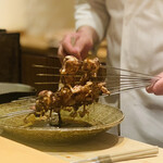 銀座 しのはら - ⑧【八寸】鶉の炭焼：調理中