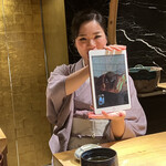 初音鮨 - 大トロのヅケを藁で焼いている様子を実況中継中（笑）