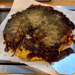 Okonomiyaki Teppanyaki Sharaku - 写真撮る前にソース、青のり、魚粉かけて、且つテコをぶっ刺してしまった(恥)
