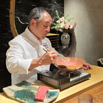 初音鮨 - 後から提供されるヅケ用のサクを湯通ししています